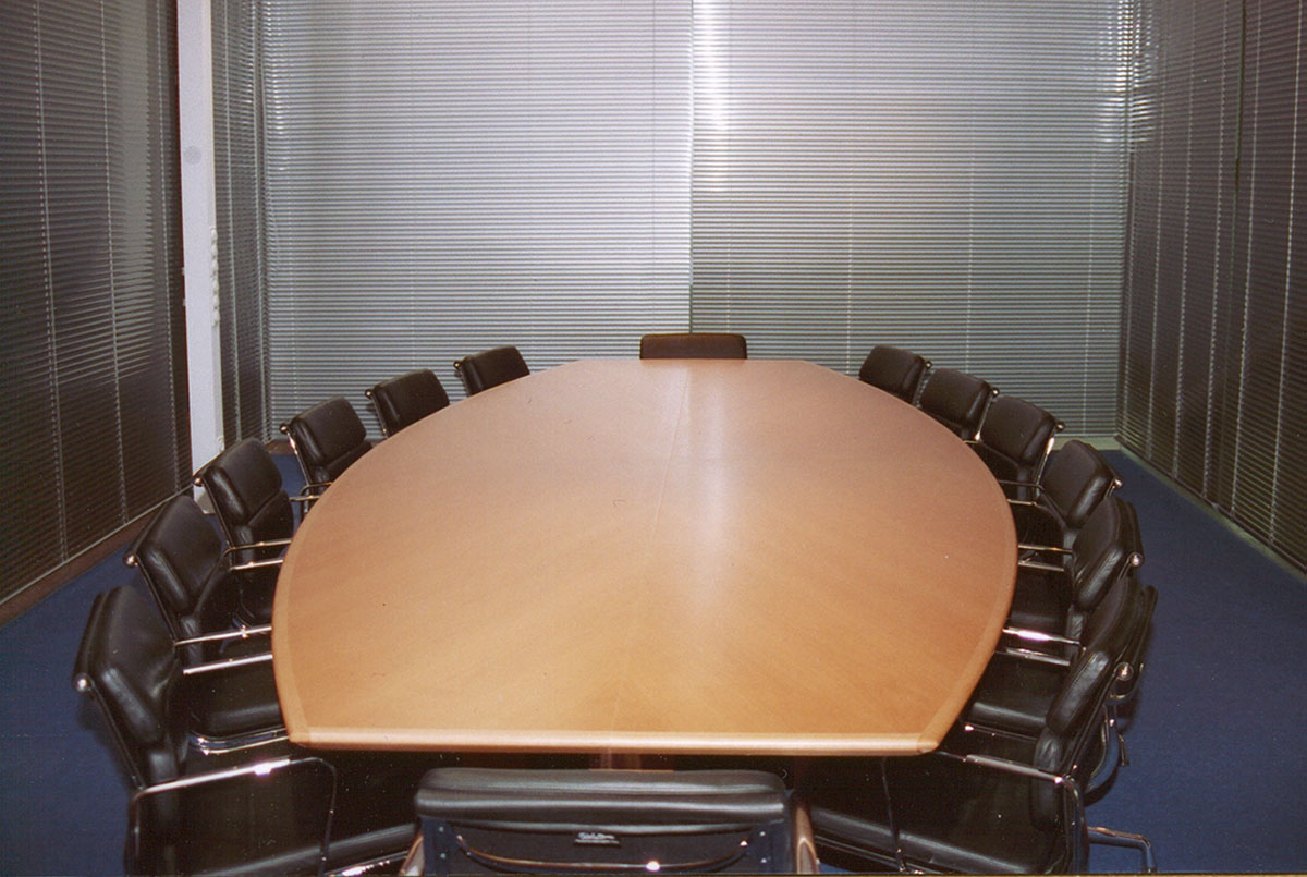 9 Konferenztisch
